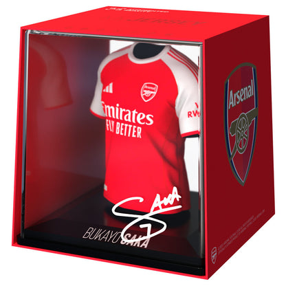 Figura mini camiseta de Bukayo Saka del Arsenal en estuche rojo
