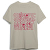Camiseta beige de adulto de Barrio Sésamo con estampado rojo Sesame Street