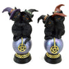 Figura de resina con gatos negros, sombreros de bruja y pentagrama