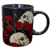 Taza negra de porcelana con calaveras y rosas rojas