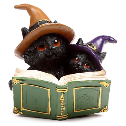 Figuras de gatos negros con sombreros de bruja sobre libros - 4