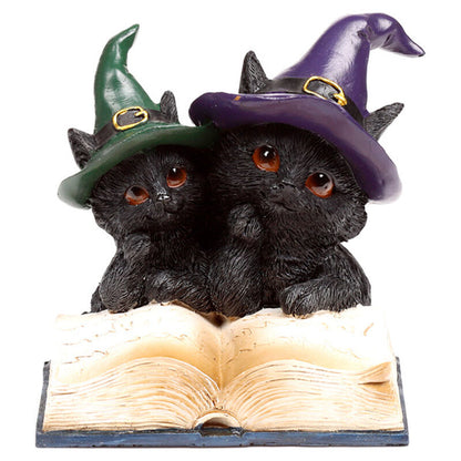 Figuras de gatos negros con sombreros de bruja sobre libros - 5