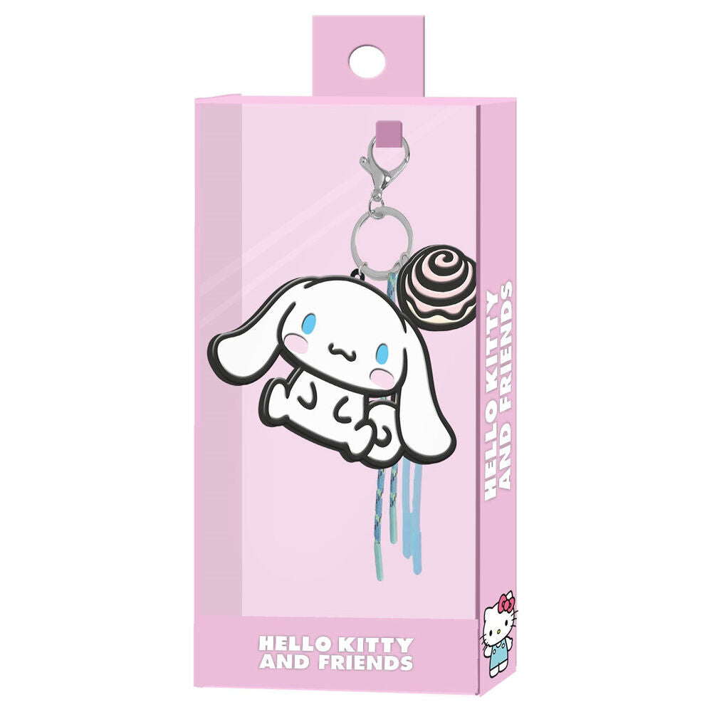 Llavero charm de Cinnamoroll Hello Kitty en caja rosa