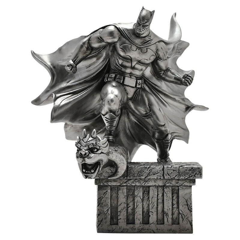 Figura de Batman sobre una gárgola con base arquitectónica gótica