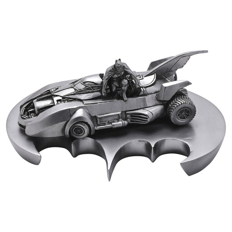 Figura de Batman sentado en el Batmobile sobre una base con forma de murciélago