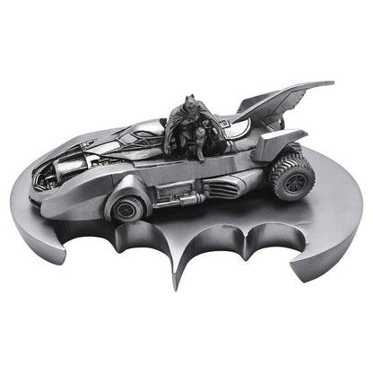 Figura de Batman sentado en el Batmobile sobre una base con forma de murciélago