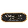 Cartel negro de Harry Potter con Wingardium Leviosa y borde dorado