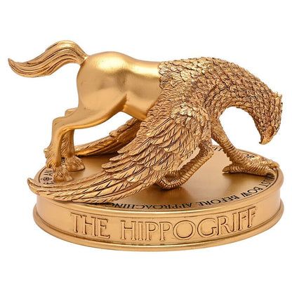 Figura dorada de Buckbeak, el hipogrifo de Harry Potter, sobre base decorativa