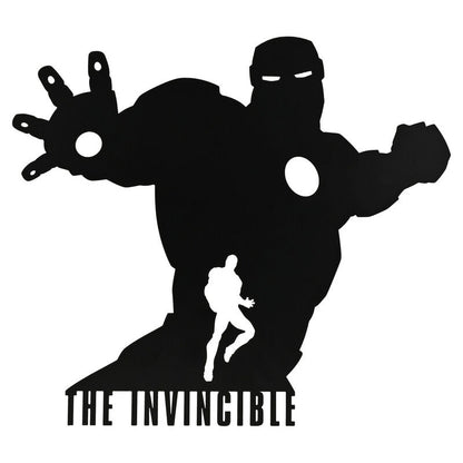 Placa de pared negra con silueta de Iron Man y texto THE INVINCIBLE