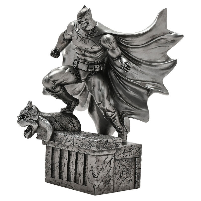 Figura de Batman sobre una gárgola con base arquitectónica gótica - 2