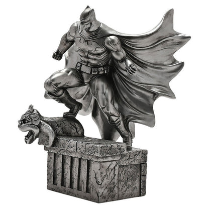 Figura de Batman sobre una gárgola con base arquitectónica gótica - 2