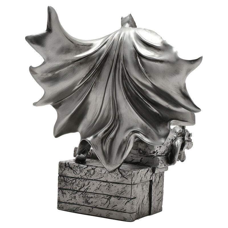 Figura de Batman sobre una gárgola con base arquitectónica gótica - 3