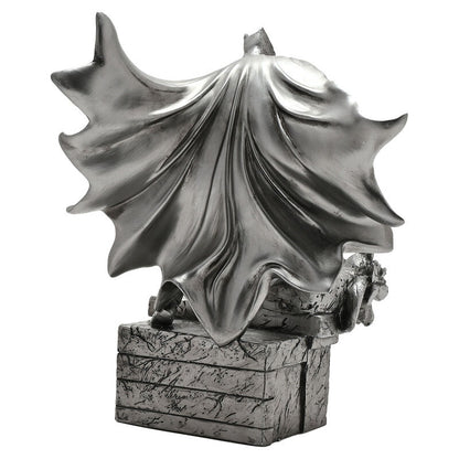 Figura de Batman sobre una gárgola con base arquitectónica gótica - 3