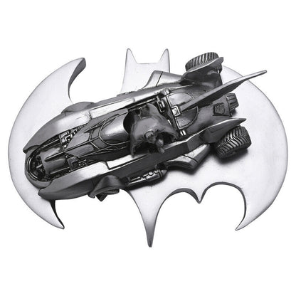 Figura de Batman sentado en el Batmobile sobre una base con forma de murciélago - 3