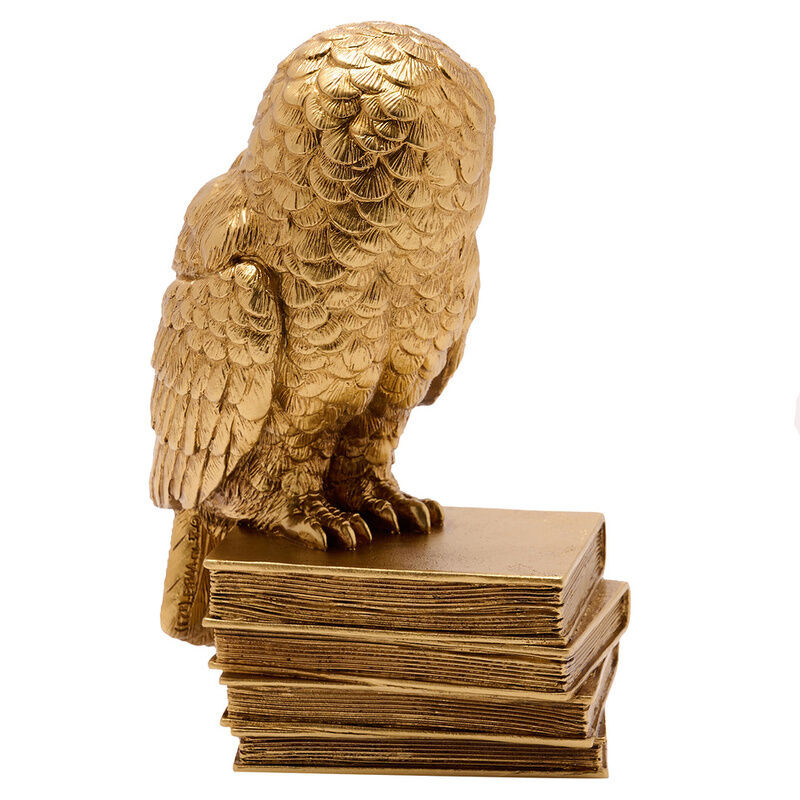 Figura dorada de Hedwig de Harry Potter sobre una pila de libros - 3