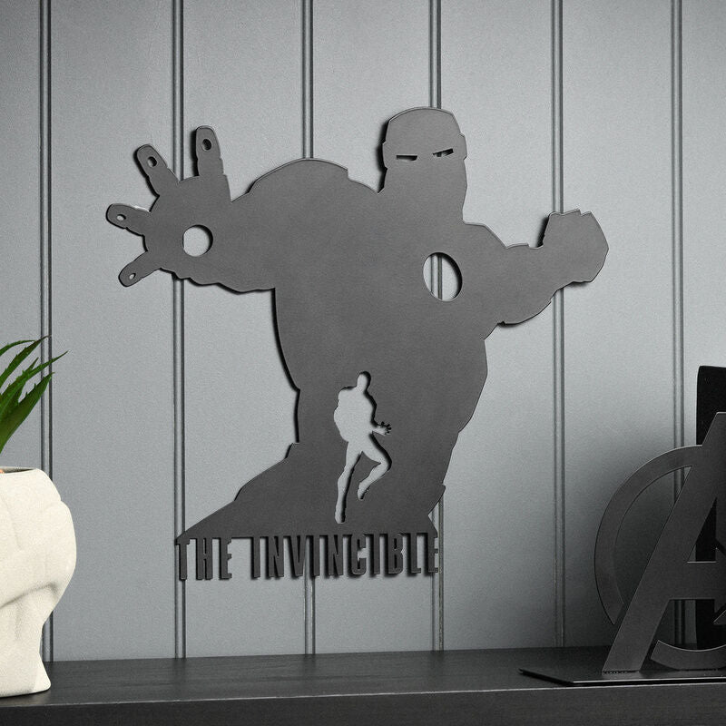 Placa de pared negra con silueta de Iron Man y texto THE INVINCIBLE - 3