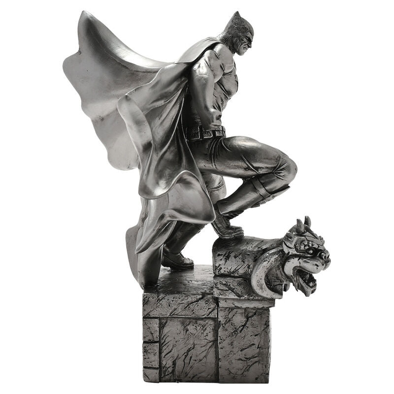 Figura de Batman sobre una gárgola con base arquitectónica gótica - 4