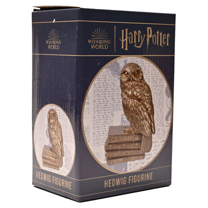 Figura dorada de Hedwig de Harry Potter sobre una pila de libros - 4