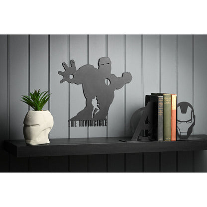 Placa de pared negra con silueta de Iron Man y texto THE INVINCIBLE - 4