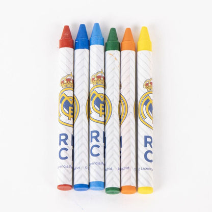 Álbum de actividades coloreable del Real Madrid con escudos y motivos futbolísticos - 3