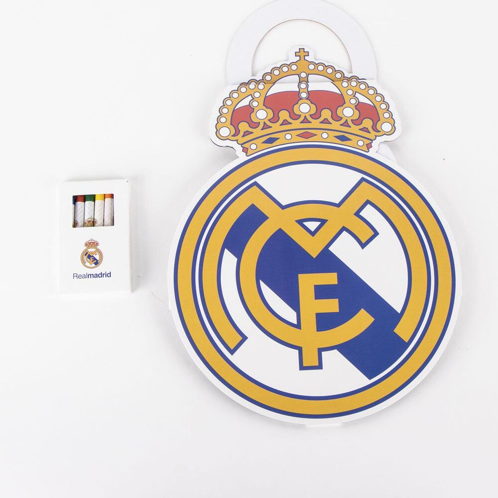Álbum de actividades coloreable del Real Madrid con escudos y motivos futbolísticos - 4