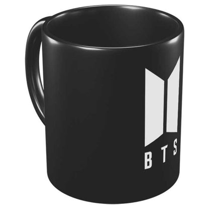Taza negra de cerámica con logotipo BTS en blanco