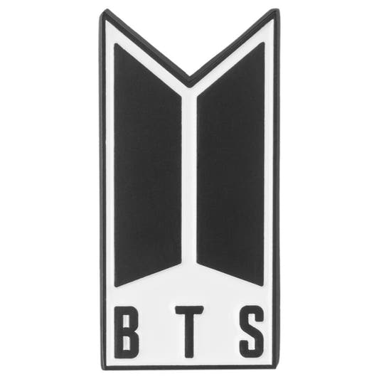 Pin ERIK con logo BTS en blanco y negro