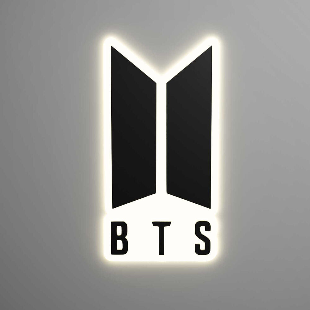 Lámpara ERIK con logo BTS iluminado en blanco