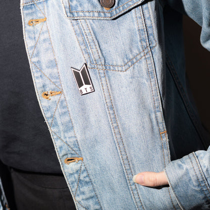 Pin ERIK con logo BTS en blanco y negro - 3
