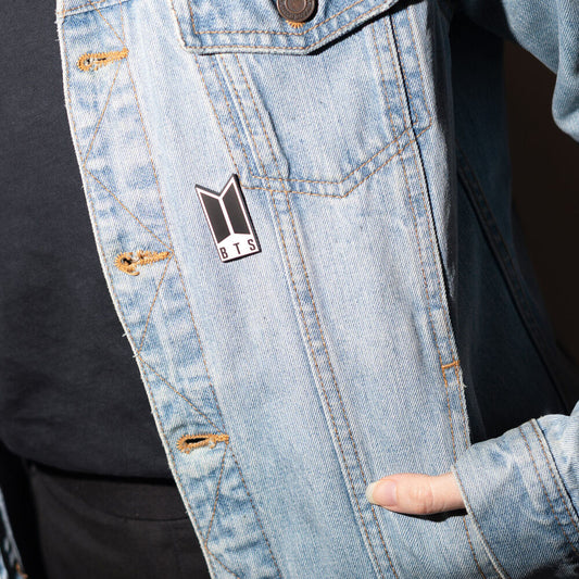 Pin ERIK con logo BTS en blanco y negro - 3