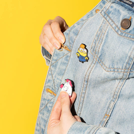 Set de cuatro pins esmaltados de Minions con broche trasero - 6