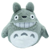 Peluche gris de Totoro con vientre blanco y gran sonrisa