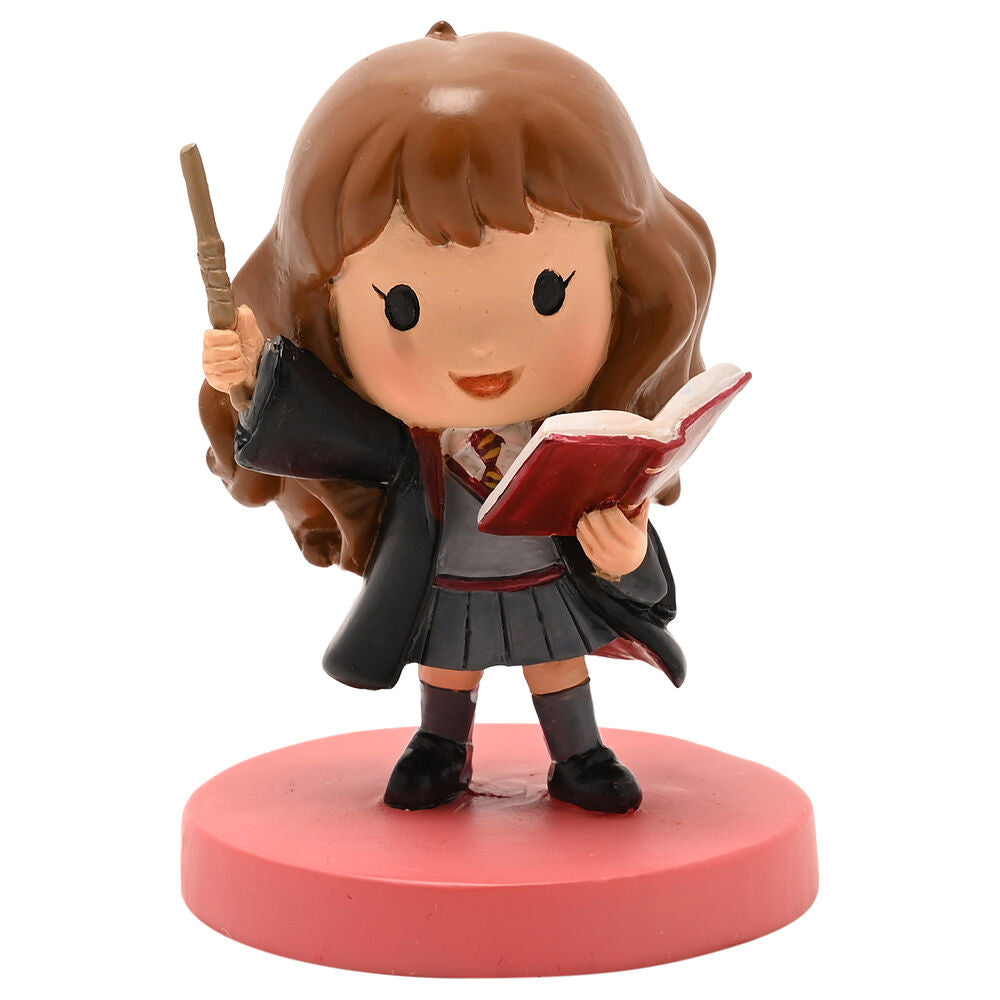 Figura estilizada de Hermione de Harry Potter con libro y varita sobre base roja