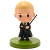 Figura caricaturesca de Draco Malfoy con varita y base verde