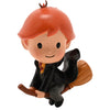 Adorno navideño de Ron de Harry Potter montado en una escoba