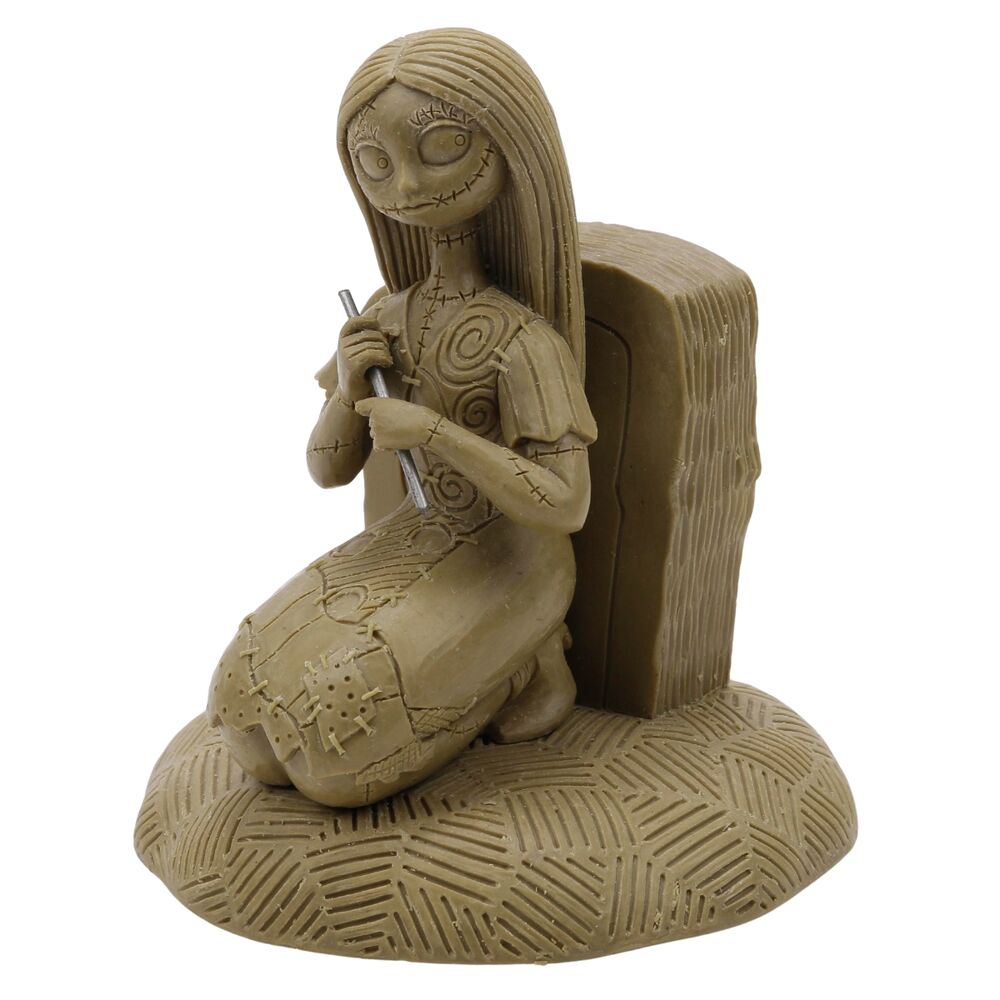 Figura de Sally de Pesadilla antes de Navidad sentada sobre una base texturizada
