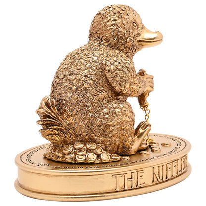 Figura dorada del Niffler de Harry Potter sobre base ovalada - 2