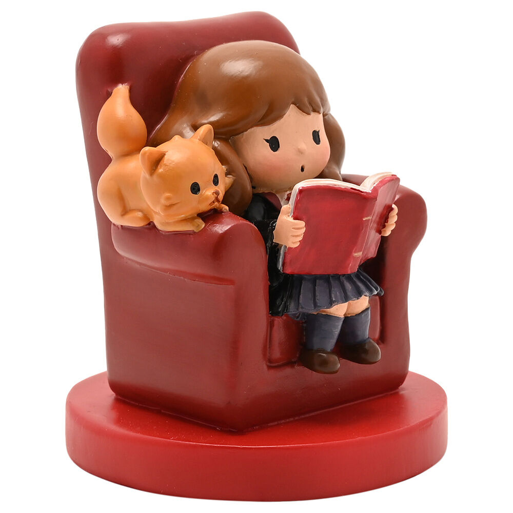 Figura de Hermione leyendo junto a Crookshanks en un sillón rojo - 2
