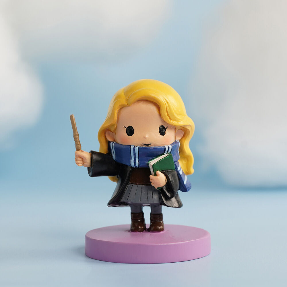 Figura de Luna Lovegood de Harry Potter con bufanda azul y libro verde - 2