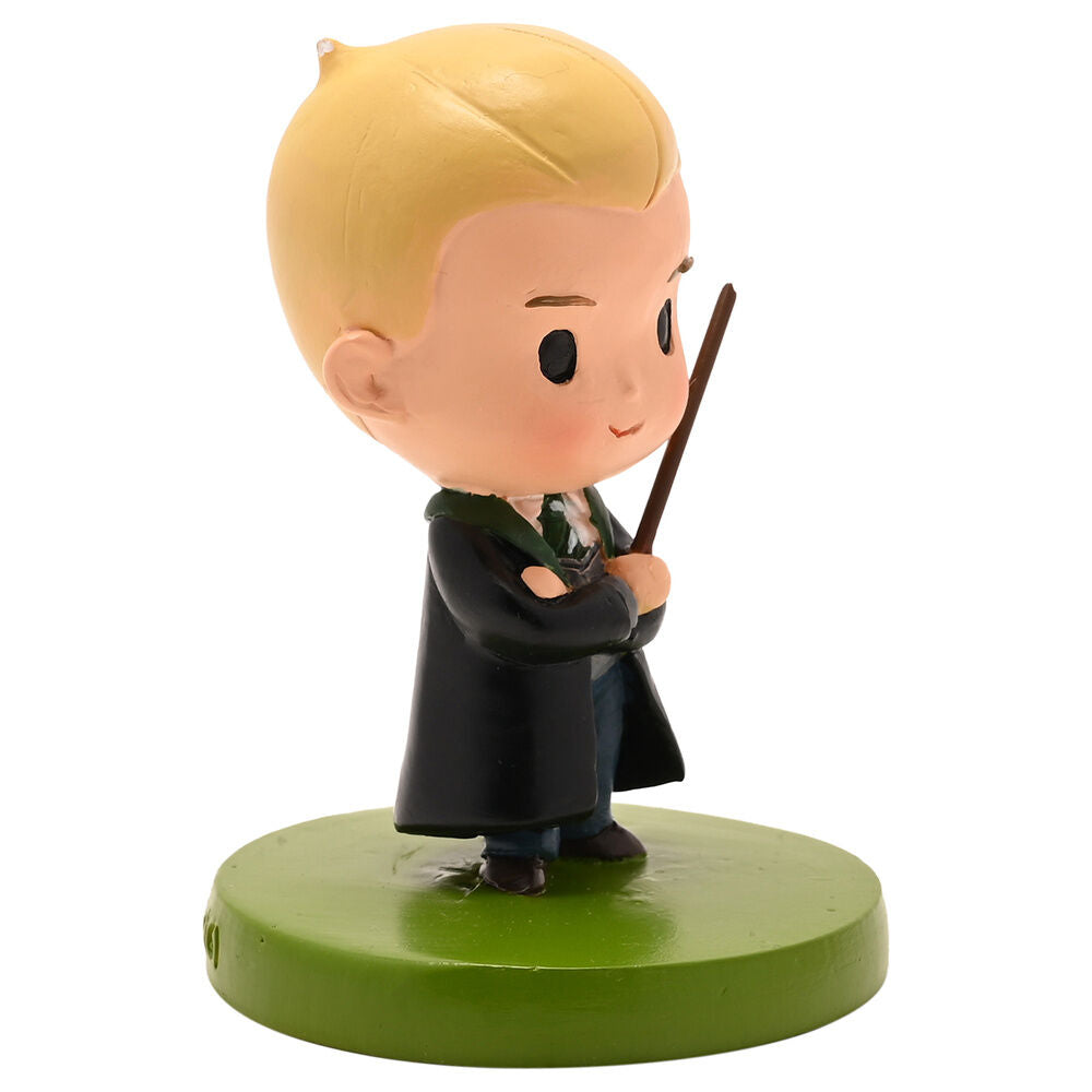 Figura caricaturesca de Draco Malfoy con varita y base verde - 2