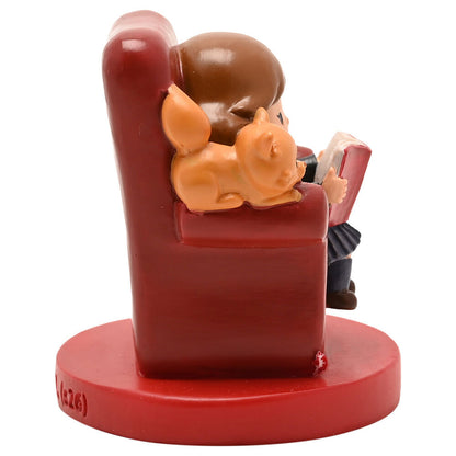 Figura de Hermione leyendo junto a Crookshanks en un sillón rojo - 3
