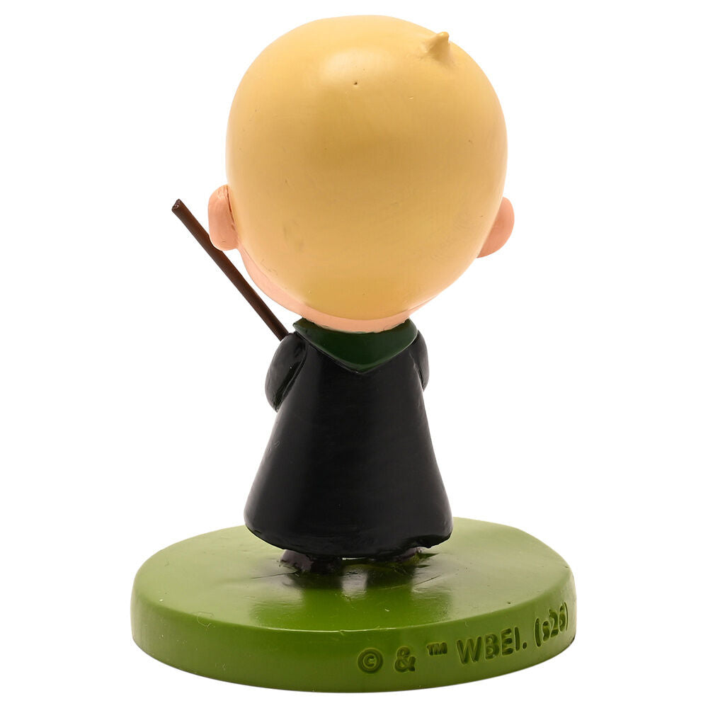 Figura caricaturesca de Draco Malfoy con varita y base verde - 3