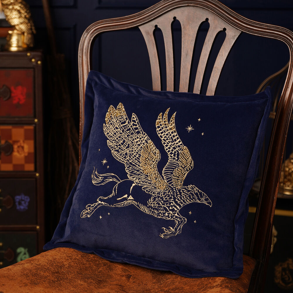 Cojín de terciopelo azul marino con Buckbeak bordado en dorado - 4