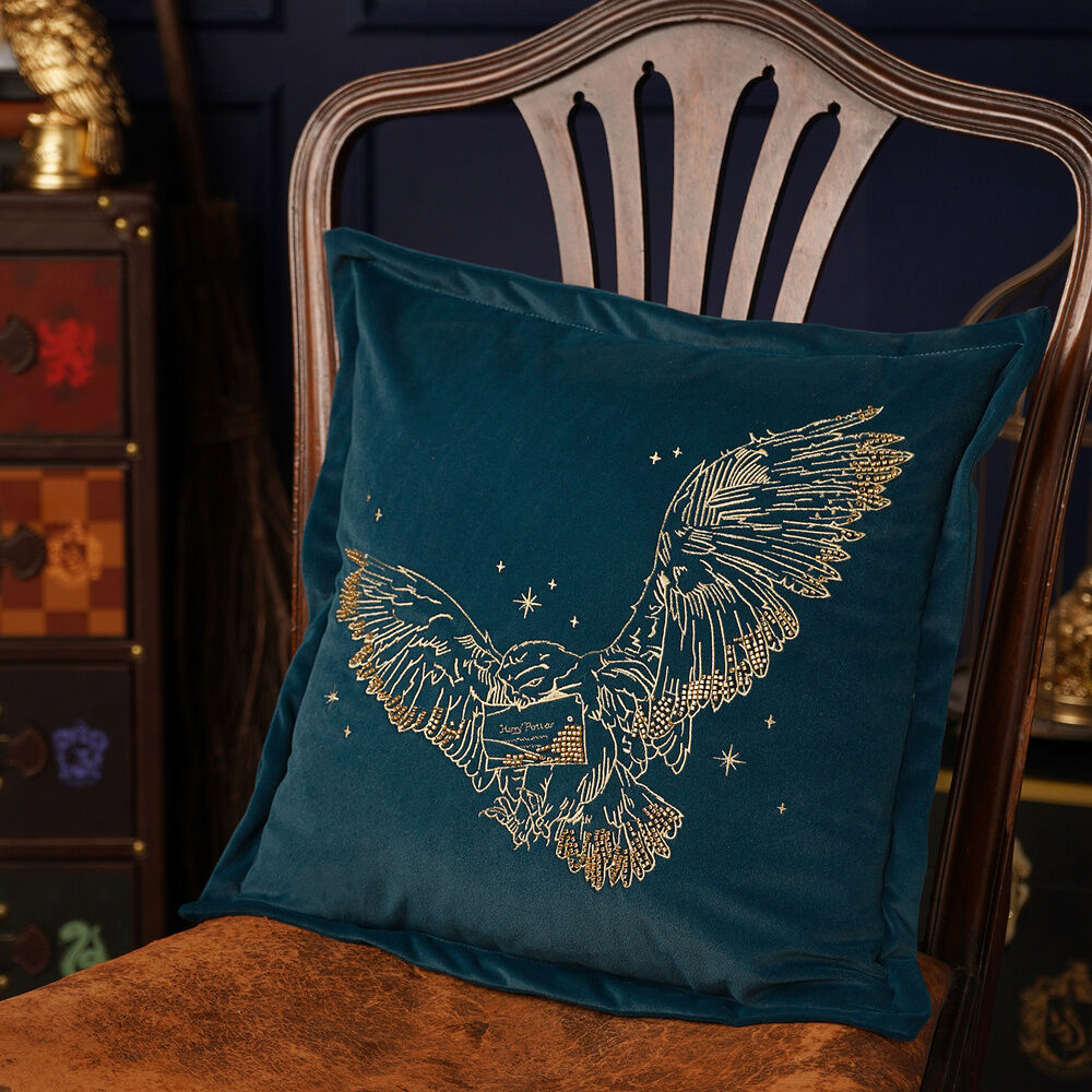 Cojín de terciopelo azul verdoso con Hedwig bordada en dorado - 4