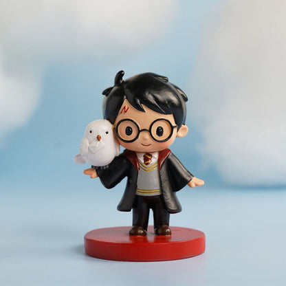 Figura estilizada de Harry Potter con un búho blanco sobre base roja - 4