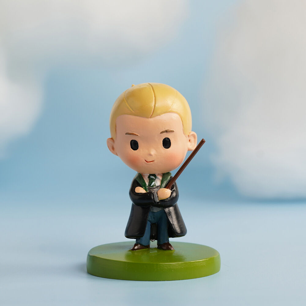Figura caricaturesca de Draco Malfoy con varita y base verde - 4