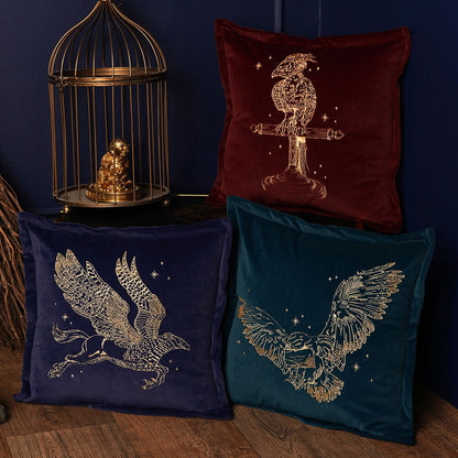 Cojín de terciopelo azul marino con Buckbeak bordado en dorado - 5
