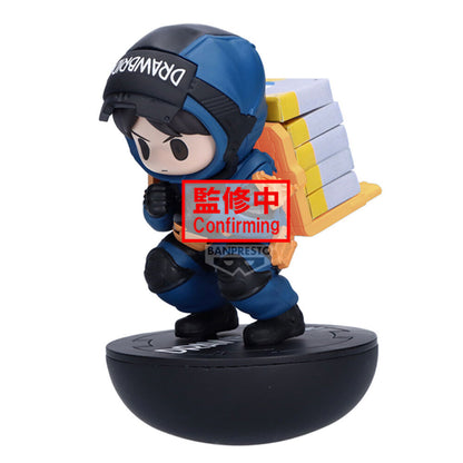 Figura Balance de Death Stranding 2 con casco azul, cargamento y base negra