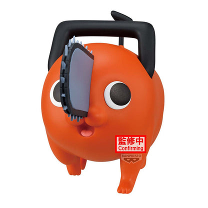 Figura naranja de Pochita con motosierra frontal y asa negra