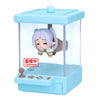 Figura chibi de Frieren dentro de una máquina Crane Pop azul
